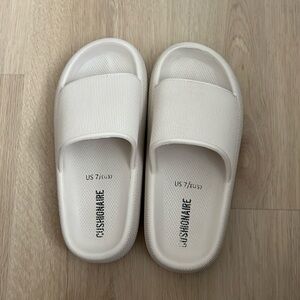 Practically New Cushionaire Cloud Slide Sandals